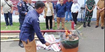 Jelang Pencoblosan, KPU Bakar Seribu Surat Suara
