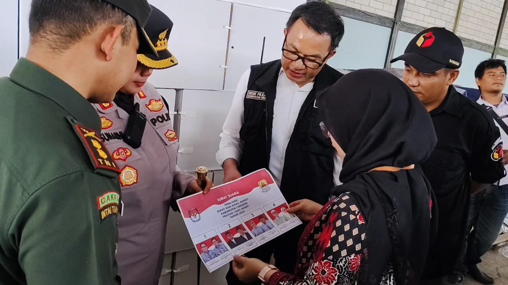 Pastikan Kondisi Aman, Pemerintah Kabupaten Cirebon, Cek Logistik Pilkada Di Gudang Penyimpanan (Foto : Darfan)