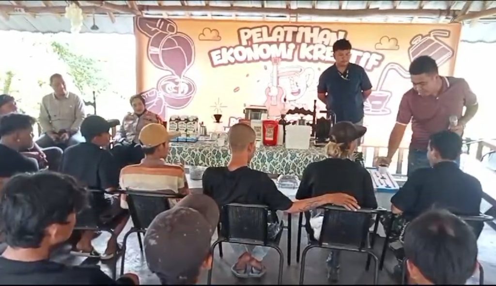 Polresta Cirebon Beri dan Belajar Menjadi Barista Serta Mencukur Rambut Bagi Anak Jalanan (Foto : Darfan)