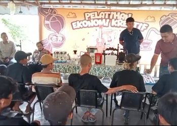 Polresta Cirebon Beri dan Belajar Menjadi Barista Serta Mencukur Rambut Bagi Anak Jalanan (Foto : Darfan)