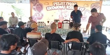 Polresta Cirebon Beri dan Belajar Menjadi Barista Serta Mencukur Rambut Bagi Anak Jalanan (Foto : Darfan)