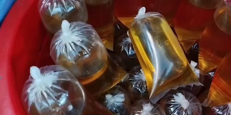 Harga Minyak Curah dan Kemasan Melonjak Tajam (Foto : Darfan)