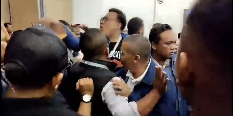 Debat Pilkada Kota Cirebon Diwarnai Ricuh, Akibat Audio Mic Gangguan (Foto : Darfan)