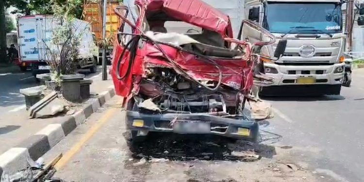 Kecelakaan Truk Box Hantam Truk Pengangkut Semen Di Jalur Pantura Satu Orang Meninggal Di Lokasi (Foto : Darfan)