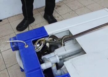 Warga Panik Dikira Ular King Kobra Masuk Kamar Mandi & Mesin Cuci, Petugas Damkar Diterjunkan Evakuasi Ular