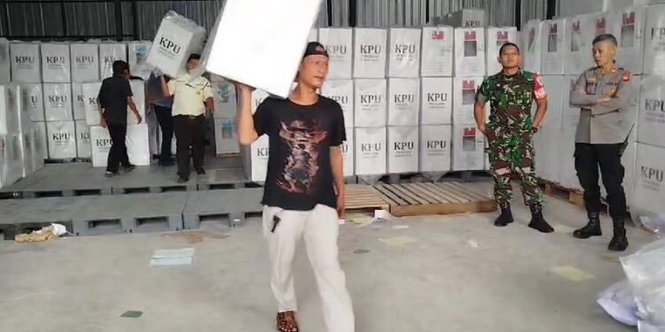 KPU Kuningan Distribusikan Logistik Pilkada Ke 32 Kecamatan