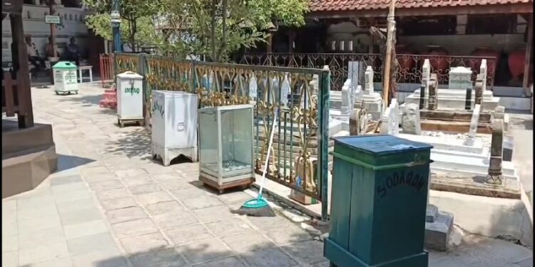 Viral! Banyak Warga Minta Sumbangan di Kompleks Pemakaman Sunan Gunung Jati Cirebon
