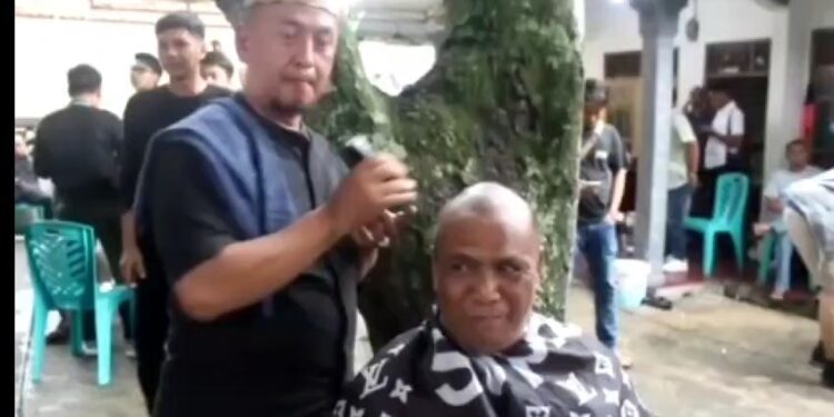 Unggul di Pilbup Majalengka, Relawan Eman-Dena Lakukan Aksi Gundul Massal