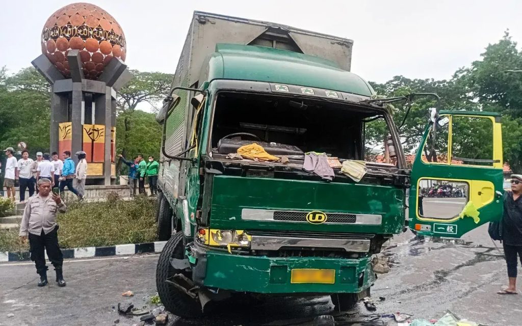 Kacau! Truk Kontainer di Tangerang Lawan Arah dan Tabrak Lari (Tangkapan Layar)
