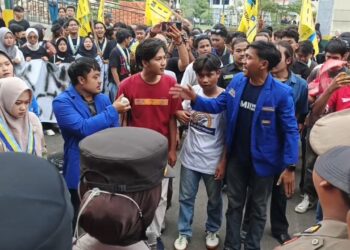 Ratusan Mahasiswa Grudug Dewan Bakar Ban & Kutuk Oknum Dewan Pelaku Pelecehan Seksual