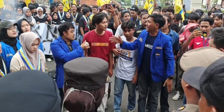 Ratusan Mahasiswa Grudug Dewan Bakar Ban & Kutuk Oknum Dewan Pelaku Pelecehan Seksual