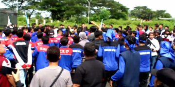 Adu Jotos Antar Pekerja, Aksi Pengawalan Rapat Pleno Pengupahan
