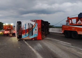 Laka Tunggal, Bus Sarat Penumpang Terguling Di Tol Kanci Pejagan
