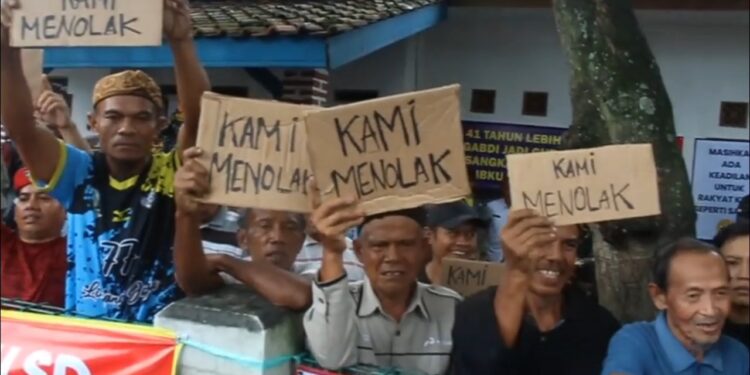 Memanas, Warga Hadang Petugas Untuk Ekseskusi Rumah Di Majalengka