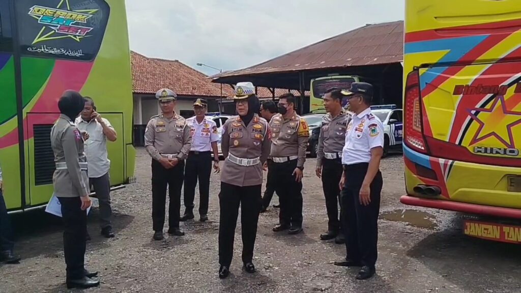 Petugas Gabungan Kuningan Lakukan Pemeriksaan Bus Guna Antisipasi Kecelakaan