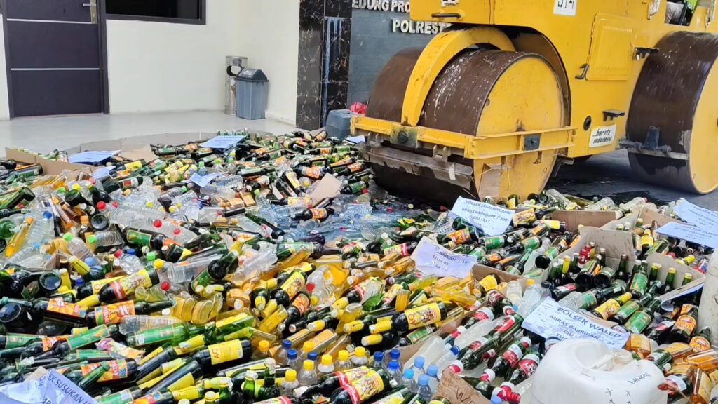 Jelang Nataru, Polresta Cirebon Amankan Ribuan Botol Miras