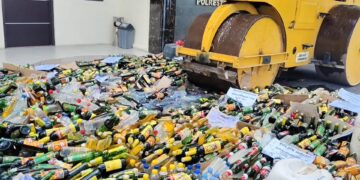 Jelang Nataru, Polresta Cirebon Amankan Ribuan Botol Miras