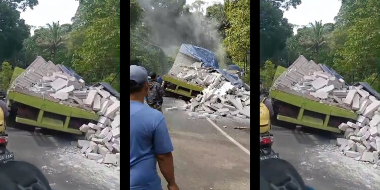 Tak Kuat Nanjak, Tumpahan Material Hebel Truk Menutup Jalan Utama di Majalengka