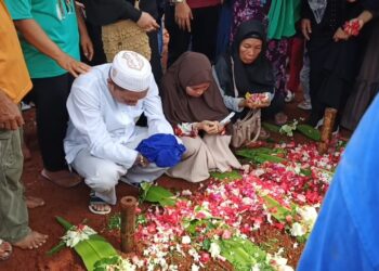 Pasca PK Ditolak, Ayah Terpidana Kasus Vina Meninggal Dunia. Tangis Pecah Saat Terpidana Jadi Hadiri Pemakaman Dengan Pengawalan Polisi Bersenjata