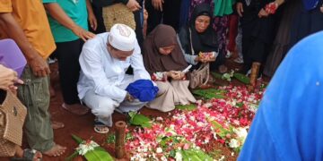 Pasca PK Ditolak, Ayah Terpidana Kasus Vina Meninggal Dunia. Tangis Pecah Saat Terpidana Jadi Hadiri Pemakaman Dengan Pengawalan Polisi Bersenjata