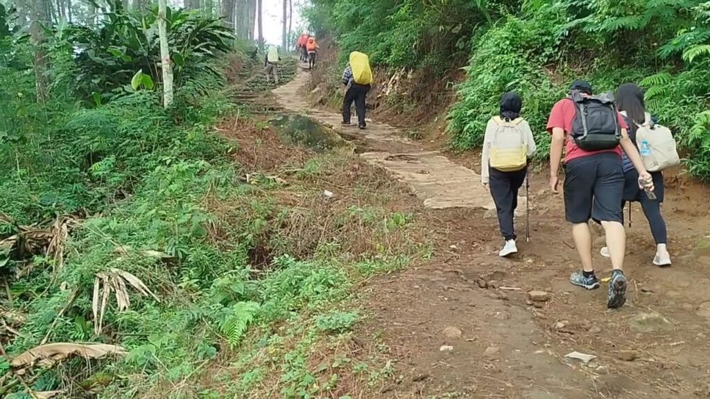 Pendakian Gunung Ciremai Ramai Pendaki Jelang Tahun Baru 2025