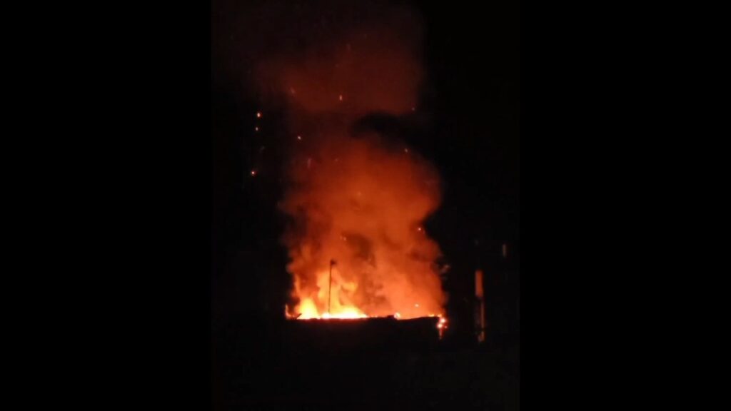 Di Tinggal Jualan, Sebuah Rumah Milik Warga Ludes Terbakar