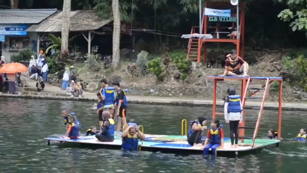 Kejernihan Air Yang Di Hiasi Ikan Warna Warni Manjakan Pengunjung Wisata Cipanten