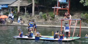 Kejernihan Air Yang Di Hiasi Ikan Warna Warni Manjakan Pengunjung Wisata Cipanten