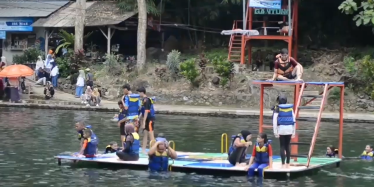 Kejernihan Air Yang Di Hiasi Ikan Warna Warni Manjakan Pengunjung Wisata Cipanten