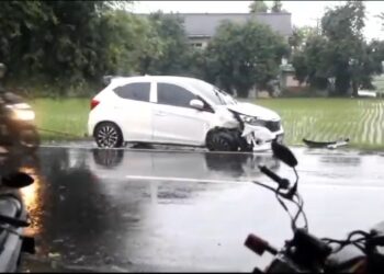 Hujan Deras, Dua Kendaraan Terlibat Kecelakaan Adu Bagong