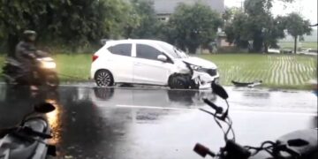Hujan Deras, Dua Kendaraan Terlibat Kecelakaan Adu Bagong