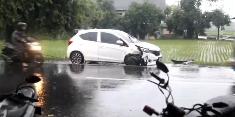 Hujan Deras, Dua Kendaraan Terlibat Kecelakaan Adu Bagong