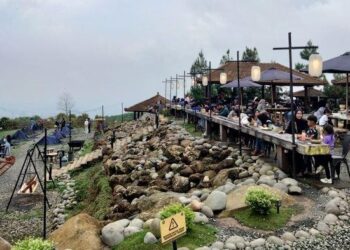 Libur Nataru, Wisatawan Berjubel Nikmati Panorama Alam Kaki Gunung Ciremai