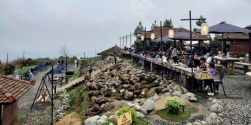 Libur Nataru, Wisatawan Berjubel Nikmati Panorama Alam Kaki Gunung Ciremai