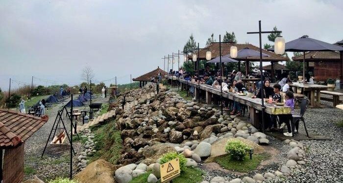 Libur Nataru, Wisatawan Berjubel Nikmati Panorama Alam Kaki Gunung Ciremai