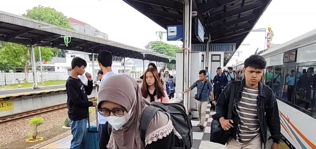 Puncak Arus Balik Penumpang Melonjak 8.321 Penumpang Berangkat Menuju Jakarta PT. KAI Daop 3 Cirebon Tambah Perjalan Kereta