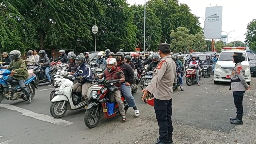 Arus Lalu Lintas Di Pantura Cirebon Dipadati Kendaraan Yang Balik Ke Jakarta