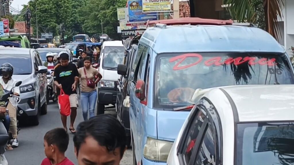 Jalur Kuningan Macet Panjang, Banyak Wisatawan Mobil Bak Terbuka, Parkir Wisata Penuh Hingga Ke Pinggir Jalan Raya