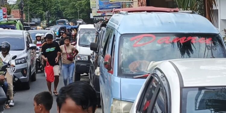 Jalur Kuningan Macet Panjang, Banyak Wisatawan Mobil Bak Terbuka, Parkir Wisata Penuh Hingga Ke Pinggir Jalan Raya