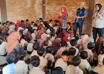 Pasca Banjir Rob, Polresta Cirebon Semangati Siswa Di Tempat Pengungsian