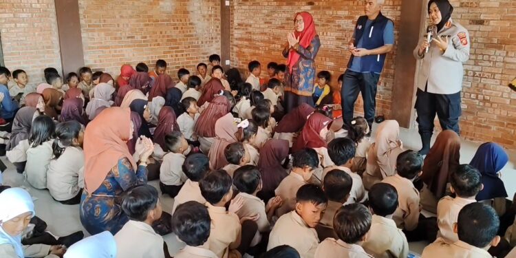 Pasca Banjir Rob, Polresta Cirebon Semangati Siswa Di Tempat Pengungsian