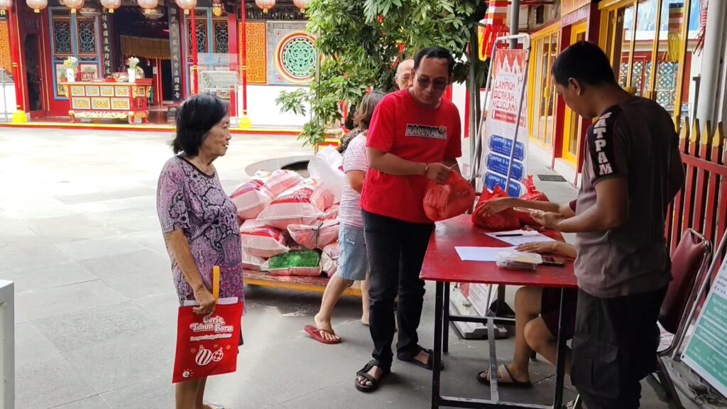 Umat Budha Gelar Bagi Bagi Sembako Jelang Perayaan Imlek