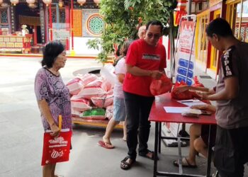 Umat Budha Gelar Bagi Bagi Sembako Jelang Perayaan Imlek