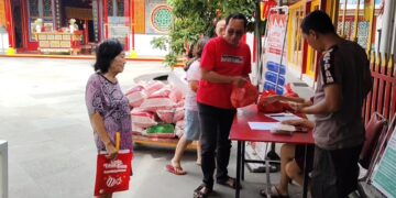 Umat Budha Gelar Bagi Bagi Sembako Jelang Perayaan Imlek