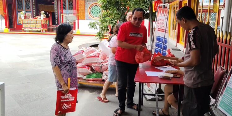 Umat Budha Gelar Bagi Bagi Sembako Jelang Perayaan Imlek