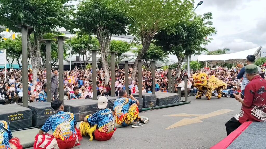 Atraksi Barongsai Di Salah Satu Mall Di Serbu Warga