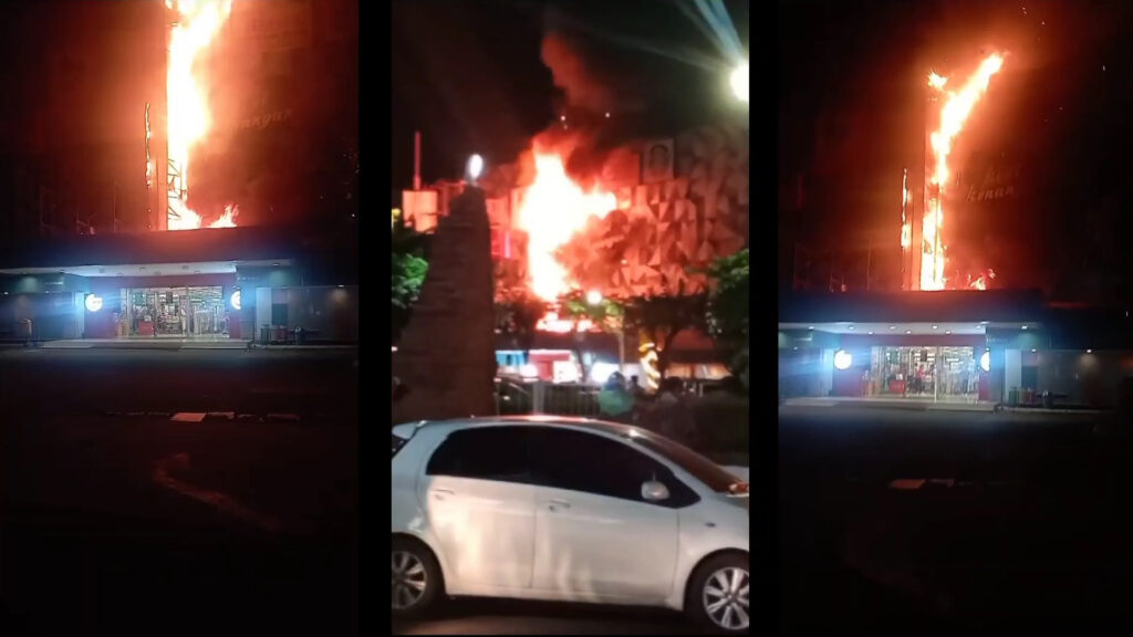 Diduga Akibat Korsleting Listrik Alumunium Composip Panel, Sebuah Dinding Mall Terbakar, Bikin Panik Pengunjung Mall