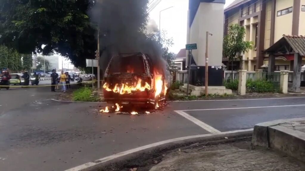 Usai Isi Bensin, Mobil Angkot Tiba-Tiba Terbakar Di Jalan Raya