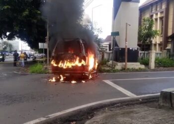Usai Isi Bensin, Mobil Angkot Tiba-Tiba Terbakar Di Jalan Raya