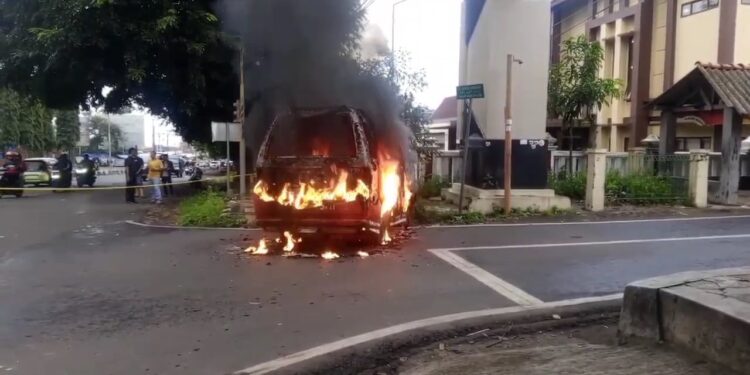 Usai Isi Bensin, Mobil Angkot Tiba-Tiba Terbakar Di Jalan Raya